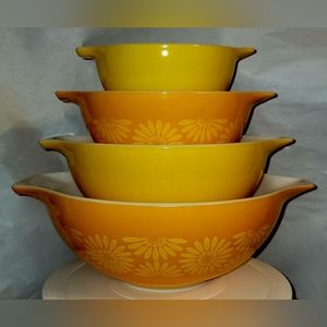 Vintage Pyrex Yellow Orange Sunflower Daisy Cinderella 4 Piece Mixing Bowl Set
